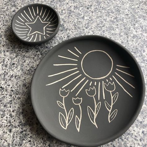 Kerry on Instagram: “So No.1 daughter saw some sgraffito on an insta post and wanted to try it. I made her a couple of little dishes and she scratched away 😊…” Sgraffito Designs Plates, Sgrafitto Patterns, Sgraffito Designs Easy, Sgraffito Designs Pattern, Sgrafitto Ceramics, Textured Plates, Sgraffito Ceramics, Sgraffito Designs, Pottery Sgraffito