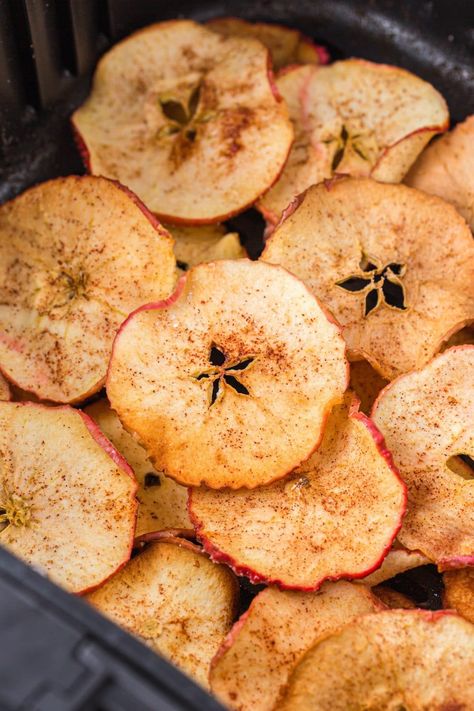 Baked Apple Chips, Oven Baked Apple, Apple Chips Recipe, Apple Chips Baked, Guilt Free Snacks, Apple Chips, Baked Apple, Easy Oven, Homemade Apple