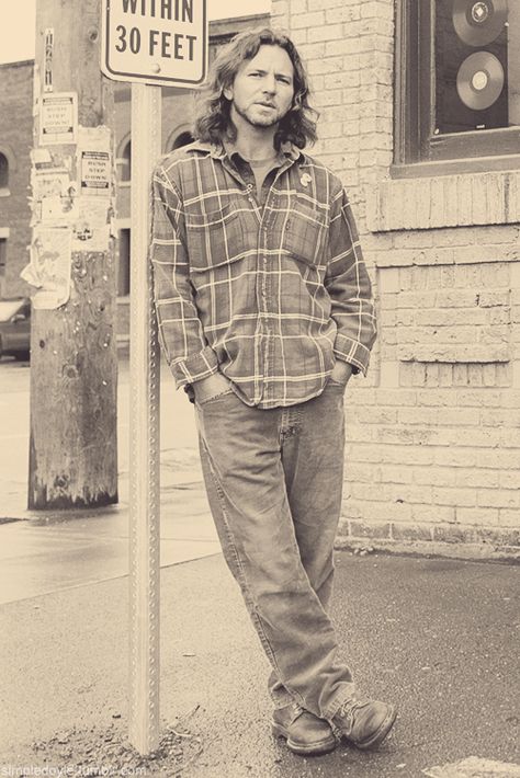 Eddie Vedder in all his perfection. Pearl Jam, Pearl Jam Eddie Vedder, Grunge Music, Eddie Vedder, Alice In Chains, Chris Cornell, My Chemical, Music Legends, Love Pictures