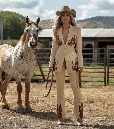 W Magazine Photoshoot, Classy Cowgirl Outfits, Beyonce Photoshoot, Beyonce Beyhive, Cowgirl Photoshoot, Foto Cowgirl, Bee Beyonce, Queen Bee Beyonce, Outfit Elegantes