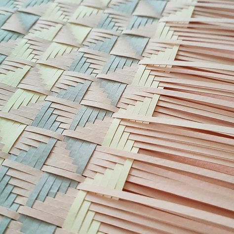 Weaving Patterns Paper, Paper Weaving Patterns Design, Paper Weaving Art, Weaving Paper, Paper Relief, Christmas Ornaments Fabric, Paper Weaving, Paper Embroidery, Weaving Textiles