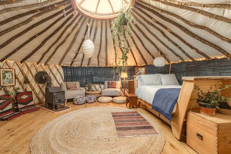 Vermont Retreat Yurt- Luxe Autumn Glory - Tiny houses for Rent in Putney, Vermont, United States - Airbnb B&b Furniture, Pacific Yurts, Yurt Life, Putney Vermont, Yurt Interior, Sca Camping, Views Of Nature, Yurt Home, Yurt Living