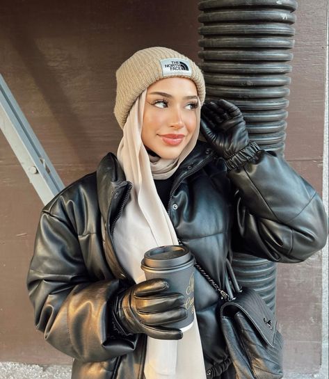 How To Style Beanies, Hijab Beanie Outfit, Beanie Hijab Style, Hijab And Beanie Outfit, Hijabi Hat Outfits, Hijab And Beanie, Jacket Hijab Outfit, Beanie Hijab, Hijab With Beanie