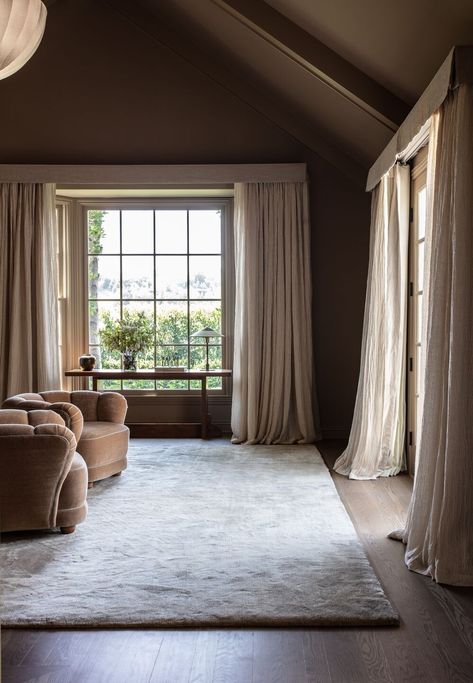 Image 16 of 34 of A 1951 House | Jake Arnold | Photograph by Michael Clifford Jake Arnold Paint Colors, Small Room Vaulted Ceiling, Jake Arnold, Moore House, Barn House Design, House Updates, Bedroom Images, City Road, Interior Windows