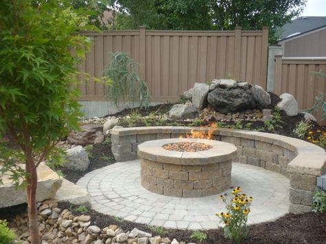 40 Circular Fire Pit Seating Area Ideas - Round Patio Designs Paver Patio Ideas, Backyard Fire Pit Ideas, Patio Kits, Outdoor Fire Pit Area, Circular Patio, Fire Pit Seating Area, Fire Pit Materials, Rustic Fire Pits, Brick Fire Pit