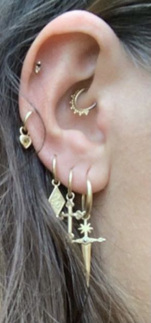 3 Lobe Piercings Ideas, 3 Lobe Piercings, Piercings Earrings, Ear Peircings, Grunge Earrings, Mod Jewelry, Cool Ear Piercings, Cute Ear Piercings, Cute Piercings