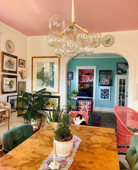 Maximalist Dining Rooms, Bohemian Maximalist Decor, Maximalist Decor Small Spaces, Anthro Home, Living Room Designs Eclectic, Maximalist Bohemian, Moody Maximalist, Colorful Maximalist Decor, Eclectic Homes