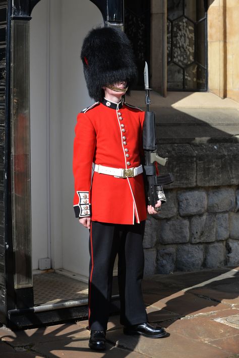 Royal Guard Uniform, British Royal Guard, London Guard, Scots Guards, Yeoman Warder, British Guard, Royal Guards, Coldstream Guards, Queens Guard