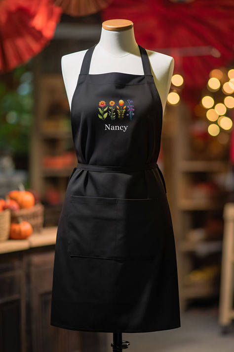 Black Floral Embroidery Apron with Name Apron Embroidery Ideas, Home Look Outfit, Flower Apron, Lover Embroidery, Embroidery Aprons, Customised Aprons, Gift For Chef, Fashion Apron, Apron For Women