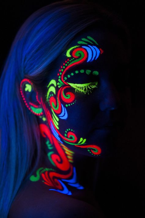 uv Painting by Andre  / 500px Glow Party Outfit, Outfit Painting, Neon Party Outfits, Uv Face Paint, Neon Face Paint, Uv Photography, Uv Party, Uv Makeup, Photographie Art Corps