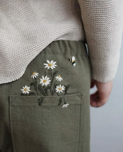 Secret Garden Embroidery, Embroidery Inspiration Hand Stitching, Spring Embroidery Patterns, Pant Embroidery, Jean Diy, Spring Embroidery, Embroidery Garden, Jeans Embroidery, Summer Embroidery