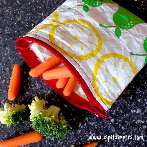 Reusable Snack Bags Pattern, Diy Snack Bag, Reusable Snack Bags Tutorial, Fabric Snack Bags, Victorian Closet, Kitchen Sewing, Reusable Sandwich Bags, Sewing Cushions, Eco Life