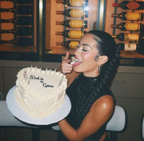 21st Birthday Pictures, 17 Doğum Günü, Sarah Butler, Photo Styles, Birthday Aesthetic, Aesthetic Birthday, Gemini Birthday, Birthday Cake Pictures, Cute Birthday Pictures