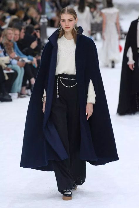 Chanel Show, Chanel 2019, Woman In Suit, Cape Fashion, Cape Style, Chanel Collection, Exclusive Clothing, Futuristic Fashion, Abaya Fashion