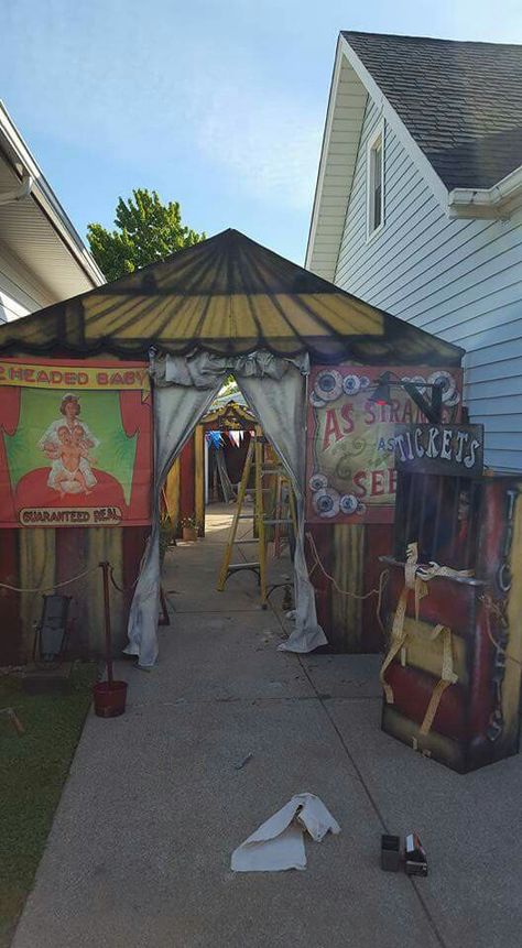 Diy Freakshow Decorations, Creepy Circus Halloween Decorations, Evil Circus Creepy Carnival, Haunted Circus Decorations, Circus Halloween Decorations, Carnevil Halloween Party, Outdoor Haunted House, Homemade Halloween Props, Outdoor Halloween Decorating