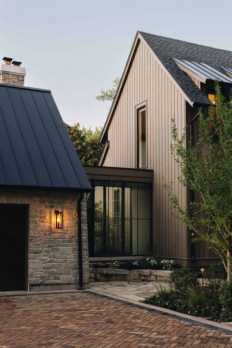 Amazing Homes, Casa Country, Paint Modern, Chicago Suburbs, Casa Vintage, Beautiful Home Designs, Modern Barn, Design Exterior, Farmhouse Exterior