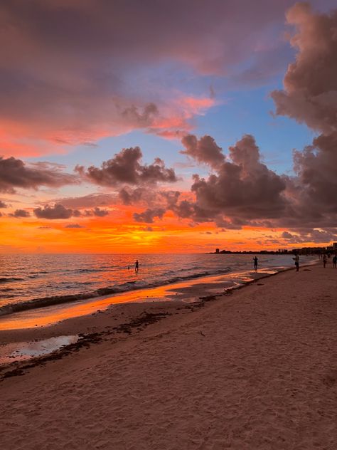 Sunset at Siesta Key beach, Florida. Beautiful colors emerge as it sets into the waves of the ocean. Pretty Beach Sunset, Beach Sunset Images, Sarasota Florida Beach, Florida Wallpaper, Siesta Key Florida, Siesta Key Beach, Beach Sunset Wallpaper, Sunset Images, Pretty Beach