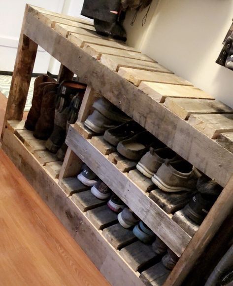 Shoe Rack With Pallets, Pallet Boot Rack, Rustic Wood Shoe Rack, Barnwood Shoe Rack, Outdoor Shoes Storage, Diy Wooden Shoe Rack Ideas, Basement Shoe Storage Ideas, Western Shoe Rack, Rustic Shoe Rack Ideas