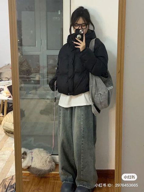 Korean Rainy Day Outfit, Japanese Outfits Aesthetic, Korean Grunge Outfits, Puffer Jacket Outfit Winter Style, Black Puffer Jacket Outfit, Puffer Jacket Outfits, Winter Outfits Fashion, Winter Outfits Korean, Puffer Outfit