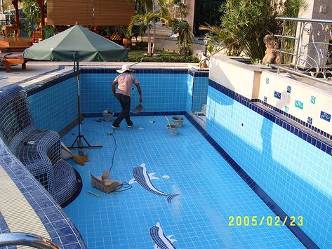 How to find the perfect pool contractors in my area? #Howto #poolcontractors Pool Furniture Layout, Swimming Pool Renovation, Swimming Pool Repair, Small Inground Pool, Building A Swimming Pool, Pool Repair, Swimming Pool Construction, Pool Contractors, Pool Renovation