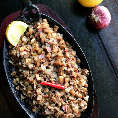 Filipino Sisig, Sisig Recipe, Easy Bakes, Filipino Cuisine, Pig Head, Chicken Liver, Filipino Dishes, Pinoy Food, Chicken Livers