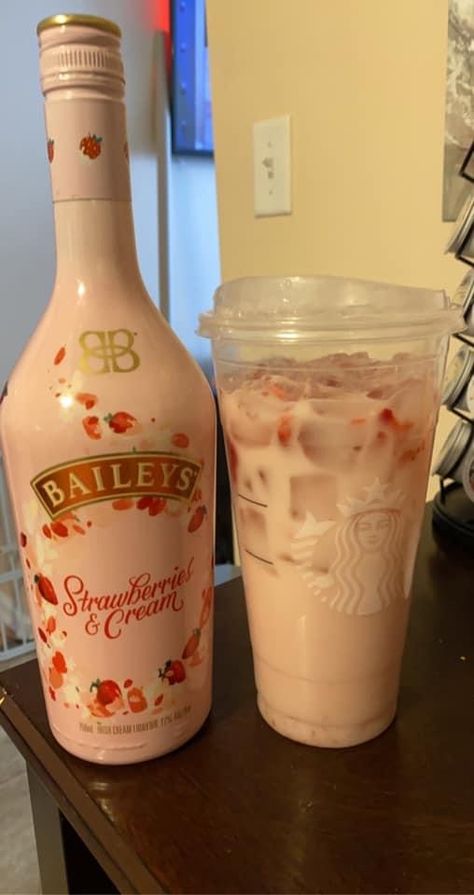 Cute Alcoholic Drinks, Fun Alcoholic Drinks For A Party, Alcoholic Drinks Aesthetic, Candy Alcohol Drinks, Drink Recipes Alcoholic, Acholic Drinks, Alcholic Drink, Sweet Alcoholic Drinks, College Drinks