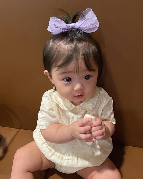 Baby Girl Newborn Outfits, Asian Baby Girl, Korean Baby Girl, Asian Baby, Baby Gril, Korean Kids, Mommy And Baby Pictures, Korean Baby, Cute Asian Babies