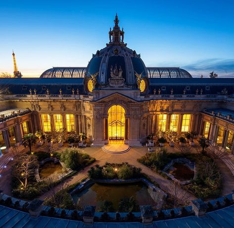 Paris Secret’s Instagram profile post: “Petit Palais ou Grand Palais, alors ? 😜⁣ ⁣ @ag_photographe⁣ ⁣ #_loves_paris #igersparis #igparis #pariscartepostale #superfrance…” Monaco Palace, Petit Palais Paris, Grand Palais Paris, I Love Paris, Paris At Night, January 4, French Chateau, Grand Palais, Book Inspiration