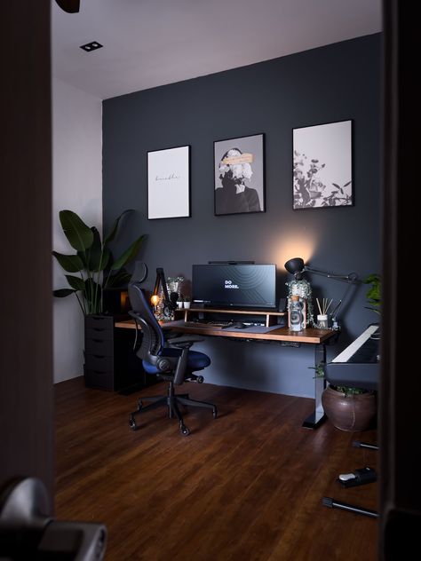 Unbelievable IKEA Office Desk Setup that has been trending on Reddit. - Minimal Desk Setups Minimal Desk Setup, Masculine Home Office, Minimal Desk, Dream Desk, Clean Desk, Desk Setups, Home Studio Setup, Bedroom Setup, Small Home Office