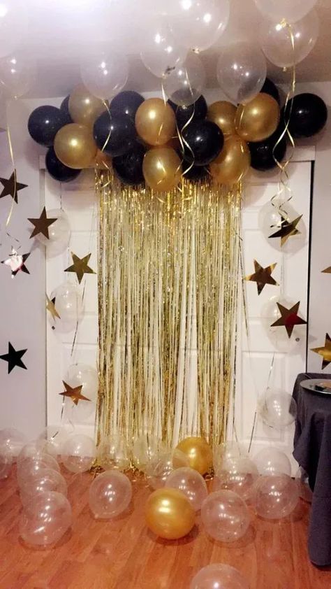 New Years Backdrop, Party Backdrop Ideas, Oscar Party Decorations, New Year Backdrop, Champagne Balloons, Vintage Party Decorations, Birthday Decorations At Home, Decoration Evenementielle, Simple Birthday Decorations