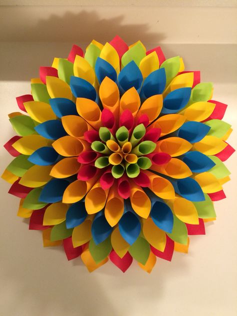 Made this colorful decoration for my son's Mickey Mouse Clubhouse birthday party. Paper Dahlia, Diy Flores, Mickey Mouse Clubhouse Birthday Party, Mickey Mouse Clubhouse Birthday, Paper Flower Wall Decor, Newspaper Crafts, Paper Wreath, Paper Flower Backdrop, Paper Flowers Craft