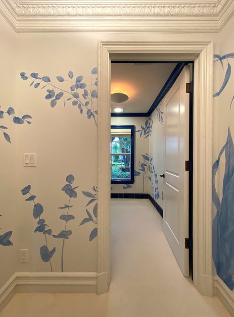 Custom hand painted abstract leaf mural by Miami based artist Austin Kerr for private residence — Austin Kerr Art Hand Painted Dining Room Walls, Hand Painted Murals For Home, Hand Painted Wall Pattern, Bedroom Wall Mural Ideas, Hand Painted Accent Wall, Accent Wall Mural, Wall Murals Painted Diy, Leaf Mural, Hand Painted Murals