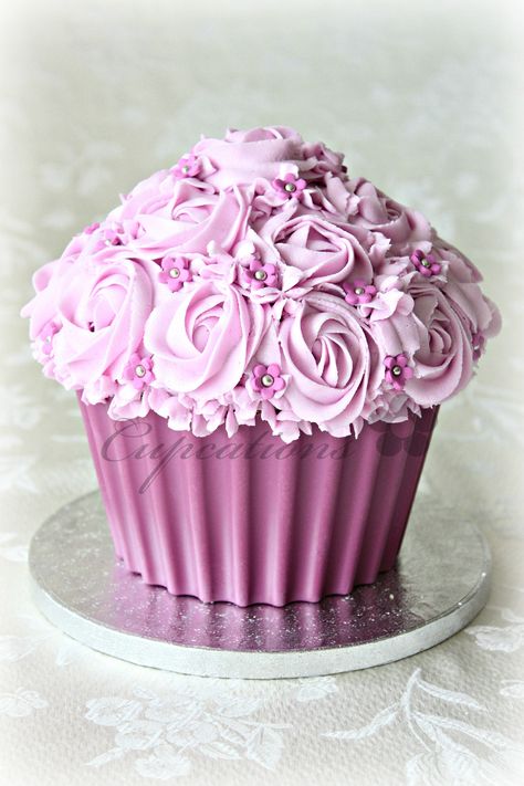 Pink Giant Cupcake - !!                                      !                                 >                                              !                                 u Large Cupcake Cakes, Bolo Cupcake, Deco Cupcake, Giant Cupcake Cakes, Big Cupcake, Whiskey Cake, Broma Bakery, Smash Cakes, Large Cupcake