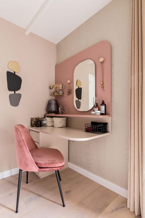 KARWEI | Een onbenut hoekje in de slaapkamer en altijd al gedroomd van een mooie kaptafel voor al je make-up en sieraden? Makeup Tables, Dream Vanity, House Styling, Bedroom Desk, Makeup Rooms, Makeup Table, Room Transformation, Diy Closet, Trendy Bedroom