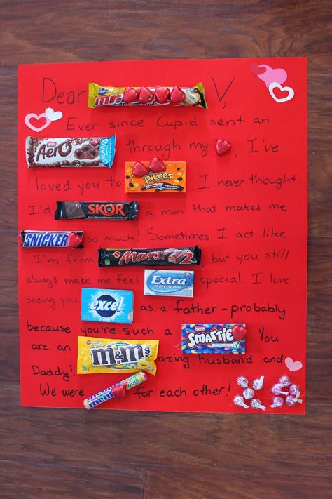 Get your loved one's attention this year with a Valentine's Day chocolate bar love letter! Give your loved one a gift they will really love! Candy Birthday Cards, Diy Candy Bar, Birthday Card Puns, Candy Card, Chocolate Bar Card, Chocolate Letters, Candy Bar Birthday, Chocolate Card, Bar Card