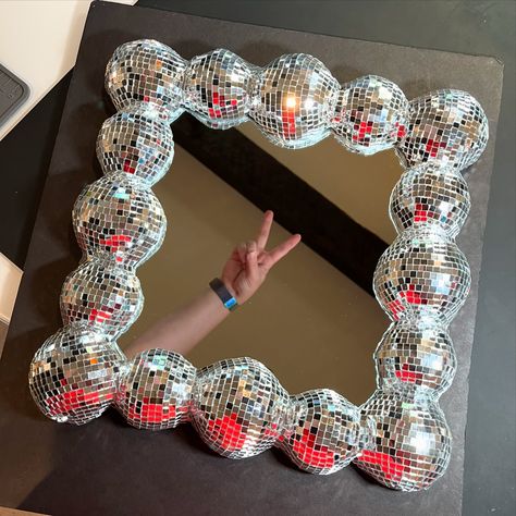 🪩 DISCO MIRROR 2.0 🪩 #discoball #disco #mirror #diy #craftproject #glass #papermache #homedecor Cool Diy Mirrors, Diy Disco Ball Mirror, Mirror Diy Ideas, Disco Ball Room Decor, Diy Room Decor Aesthetic, Disco Diy, Decorating Mirror, Diy Mirror Decor, Anthropologie Diy