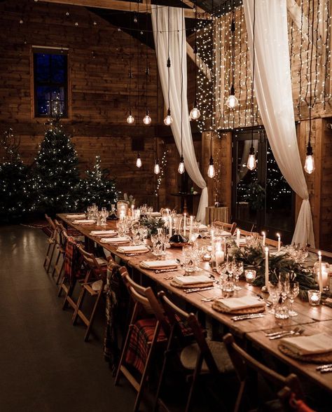 Christmas Brunch Wedding, Classy Christmas Wedding Ideas, Christmas Wedding Cocktail Hour, Cozy Winter Wedding Reception, Christmas Party Venue Ideas, Christmas Dinner Elegant, Small February Wedding Ideas, Formal Christmas Dinner Party, Winter Wedding Group Photos