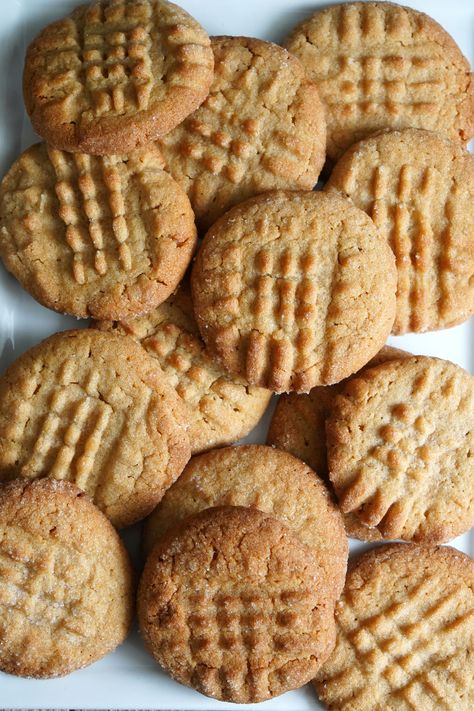 Soft peanut butter cookies made with pancake mix are so easy and tasty. This recipe is a kitchen time saver and the cookies are irresistible. Pancake Mix Cookie Recipe, Pancake Mix Cookies, Easy Pancake Mix, Chocolate Chip Frosting, Jif Peanut Butter, Peanut Butter Pancakes, Buttermilk Pancake Mix, Soft Peanut Butter Cookies, Easy Peanut Butter Cookies