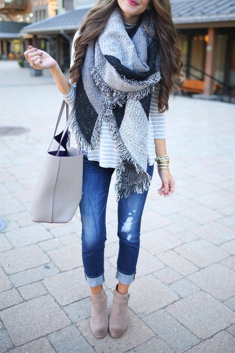 southern-curls-and-pearls: New blog post featuring this outfit! Click here. :) Áo Blu, Winter Blanket, Mode Tips, Winter Attire, Scarf Outfit, Mode Casual, Oversized Scarf, Outfit Trends, Blanket Scarf