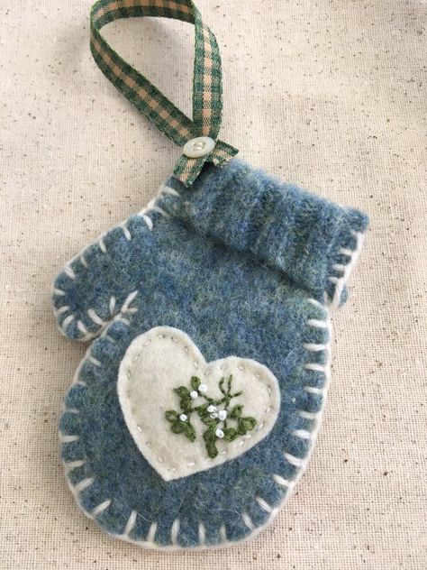 Tree Felt Christmas Ornaments, Tiny Mitten Ornaments, Hand Stitched Felt Ornaments, Wool Felt Projects Christmas, Felt Ornaments Embroidered, Felt Mitten Ornament Pattern, Stuffed Christmas Ornaments, Hand Stitched Ornaments, Felt Ornament Ideas