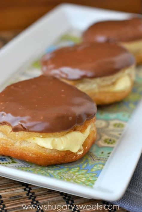 Easy Boston Cream Donuts in under 30 minutes! Made using Pillsbury Grands biscuits,creamy pudding mixture, and rich chocolate ganache!. Biscuit Dough Recipes, Boston Cream Donut, Pillsbury Grands, Pembuat Roti, Shugary Sweets, Boston Cream, Doughnut Recipe, Think Food, Donut Recipes