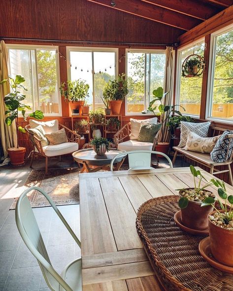 Breakfast Room Sitting Area, Eclectic Sunroom Ideas, Sunroom Decorating Ideas With Plants, Arizona Farmhouse Style, Boho Florida Room, Sunroom Ideas Apartment, Sunroom Inspiration Bohemian, Sunroom Off Dining Room, Arizona Boho Home