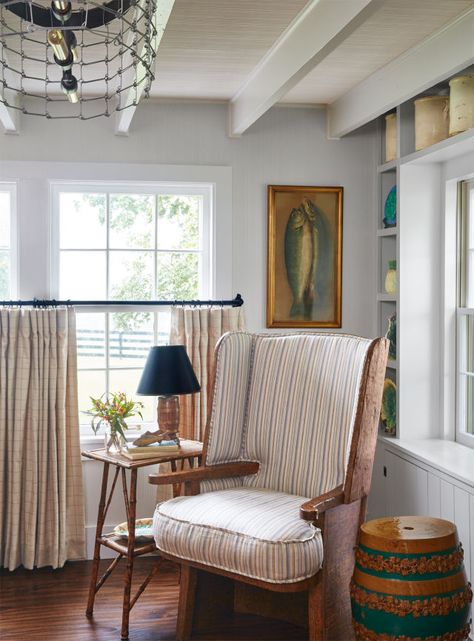 Not wanting to obstruct views of the farm but still desiring texture and a bit of privacy, the owner of this farmhouse made a clever curtain call: Hang the drapes at the center of the window for the best of both worlds. Rustic Decorating Ideas, Tennessee Farmhouse, Farmhouse Decor Joanna Gaines, Rustic Decorating, Farmhouse Decor Kitchen, Sunroom Designs, Oak Chair, House Decor Rustic, Curtains Living