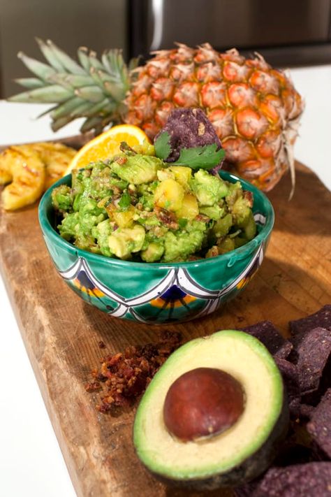 Guacamole al Pastor Pineapple Guacamole Recipe, Traditional Guacamole, Heart Bacon, Pineapple Guacamole, Bacon Pineapple, Mexican Appetizer, Dips Appetizers, Recetas Salvadorenas, Bacon Guacamole