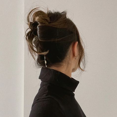 Minimal Updo Hairstyles, Stick Hair Pin, Hair Sticks Aesthetic, Hair Stick Pin, Hair Stick Styles Long Hair, Hair Stick Aesthetic, Japanese Hair Sticks, Chop Stick Hairstyles, Hair Pin Aesthetic