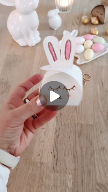 E R I K A on Instagram: "Bunny Gift Box 🐰🐰 looks great on the Easter table as a small gift for guests and so easy to make. You can fill them with chocolate eggs 🥚or mini chocolate bunnies🐇 or other little things💮🌸 as a surprise 💝 What do you think? Send it to👉 someone who would like this diy Idea🐇 thank you 😘 Musik : Filmthusiast . #osterdiy #osterdeko #craftidea #craftideasforkids #eastercrafts #easterdecor #hasen #frühlingsstimmung #osterbasteln #osterideen #kreativseinmachtglücklich #kreativeideen #wohnenunddekorieren #frühlingsdeko #manualidades #manual #newreel #creative #interiør #diyinspiration #eastergifts #diyvideo #decoração #springdecorating #osterdekoration" Easter Surprise Ideas, Easter Small Gift Ideas, Small Easter Gift Ideas, Easter Candy Gifts, Small Easter Gifts, Christmas Present Wrap, Gifts For Easter, Box Bunny, Chocolate Easter Eggs