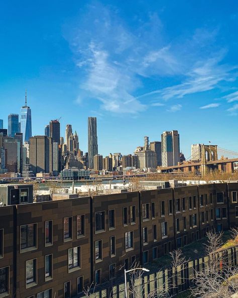 NYCgo on Instagram: “Views of Manhattan from the Squibb Park Bridge in Brooklyn Heights. 📷: @gofindcharlie” Squibb Park, Autumn In New York, Nyc Brooklyn, Brooklyn Heights, Concrete Jungle, I ❤ Ny, San Francisco Skyline, Manhattan, New York Skyline