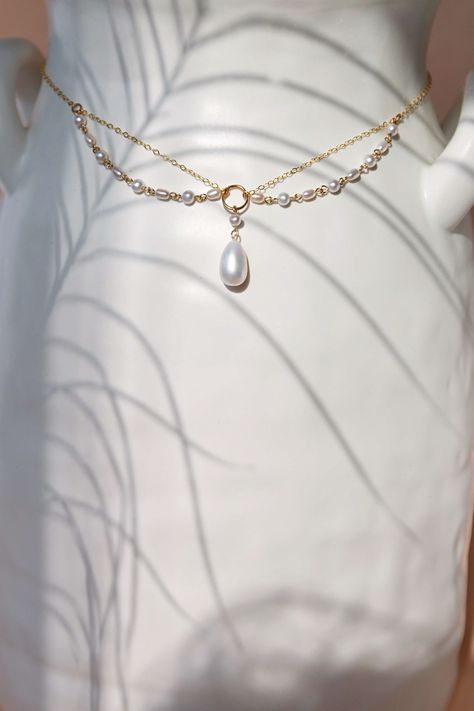 Aurelia Pearl Necklace – Katy Faye How To Make Pearl Jewelry, Cute Necklace Gold, Charms Jewelry Ideas, Cool Gold Necklaces, Elegant Pearl Necklace, Pearl Jewellery Diy, Beautiful Necklaces Unique, Necklace For Sweetheart Neckline, Diy With Pearls