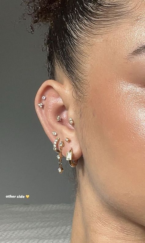 Gold Piercing Ideas, Conch Helix Piercing, Ear Piercing Layout Ideas, Gold Ear Piercings Aesthetic, Pierced Ears Aesthetic, Percinings Ideas, Pirsing Ideas, Earings Piercings Aesthetic, Ear Piercings Gold