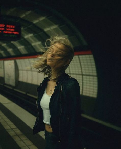 Night Photography Portrait, City Fashion Photography, Urban Photography Portrait, Street Photography Portrait, Metro Paris, City Shoot, Night Portrait, Photographie Portrait Inspiration, Street Portrait